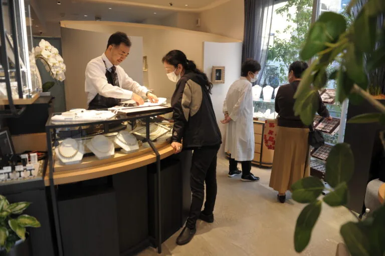 店内カウンターでお客様の相談を受ける接客風景