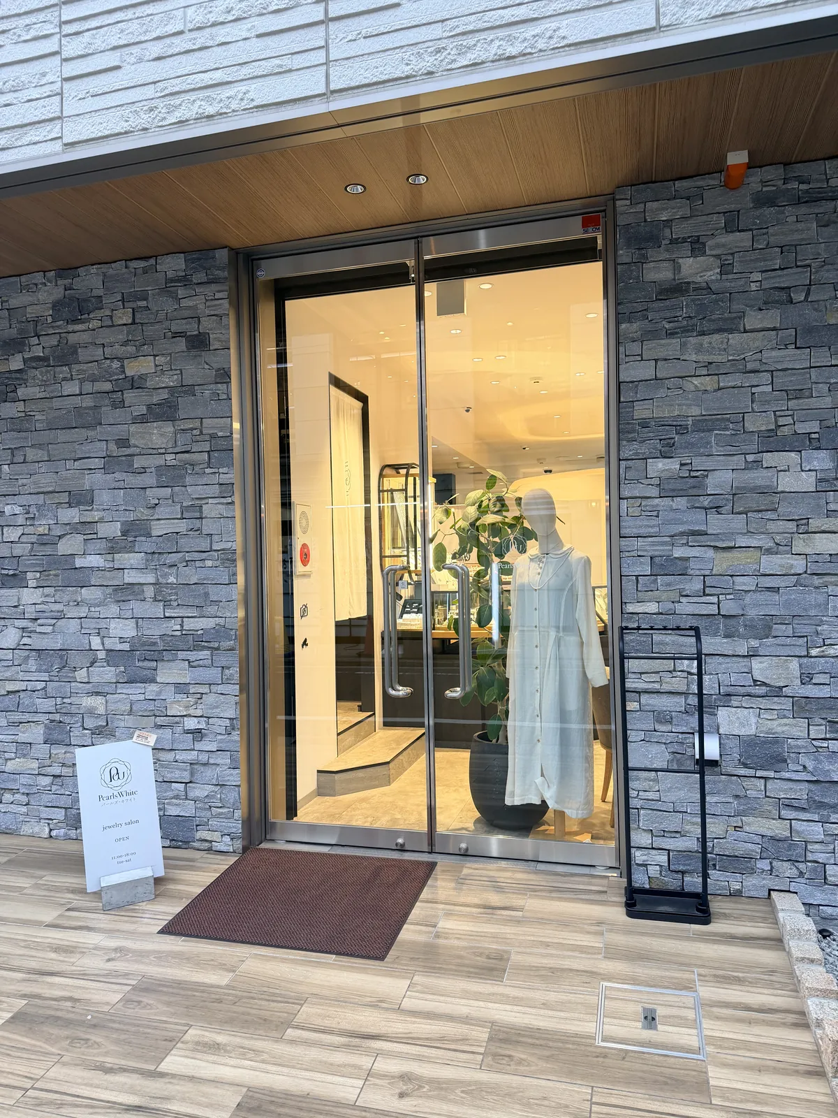 パールズ・ホワイトの店舗入口